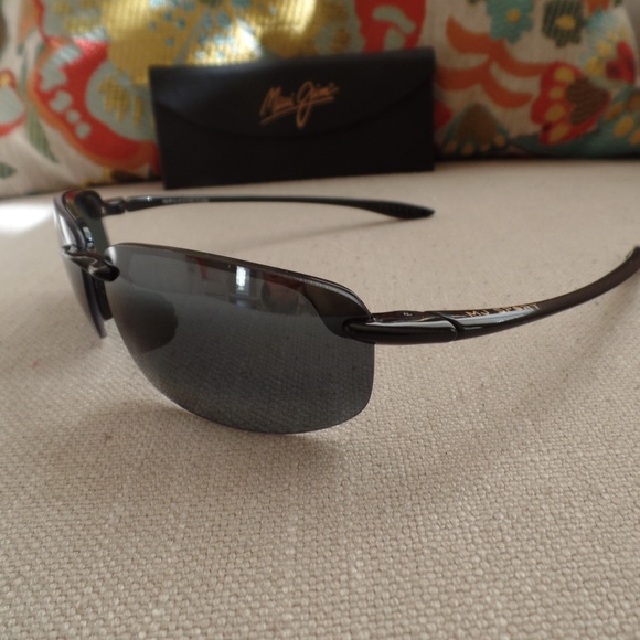 NEW Maui Jim HO'OKIPA - Gloss Black w/ Grey Lens - Picture 5 of 7